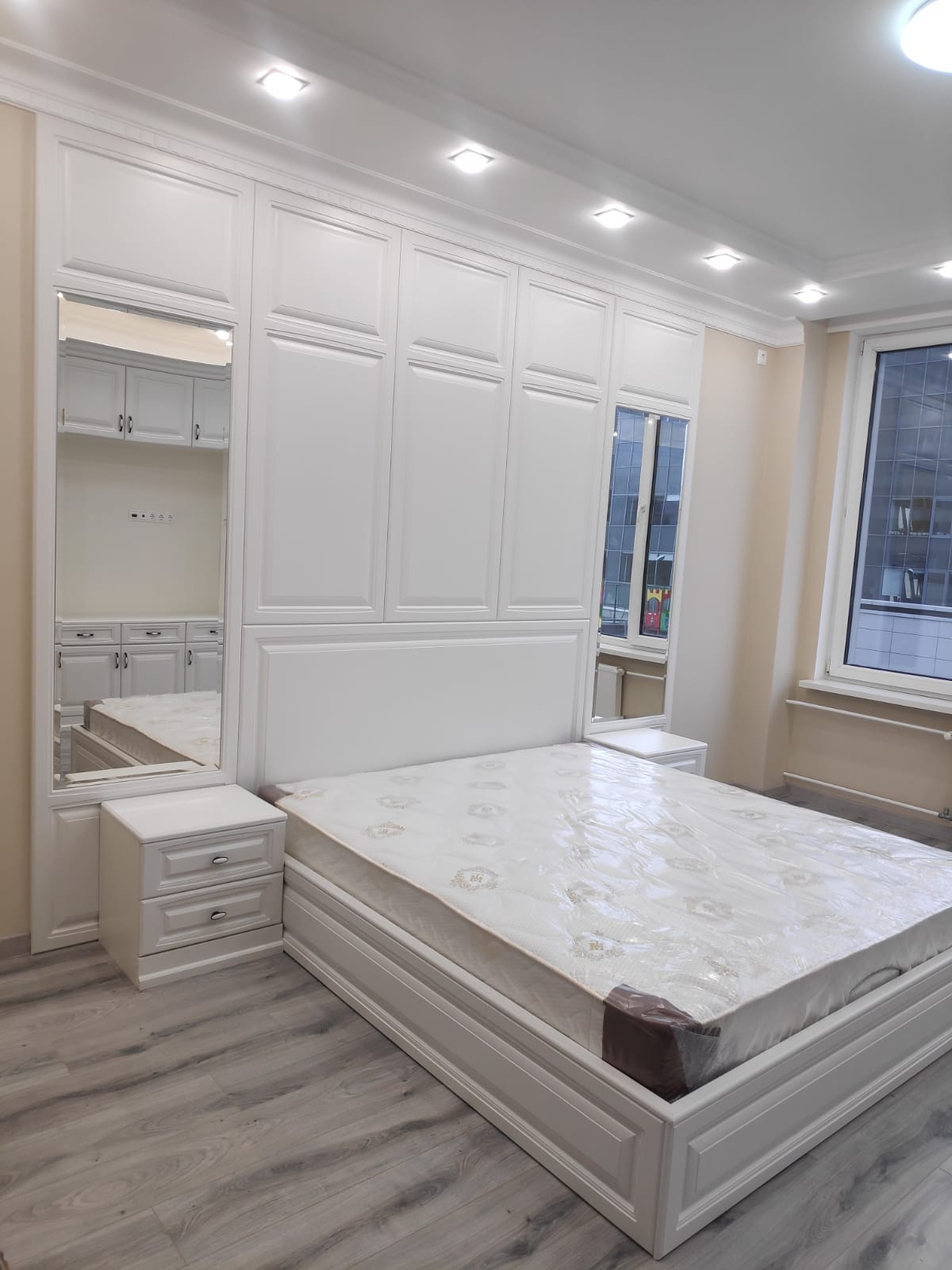 Шкаф стенка в спальню с зеркальными панелями