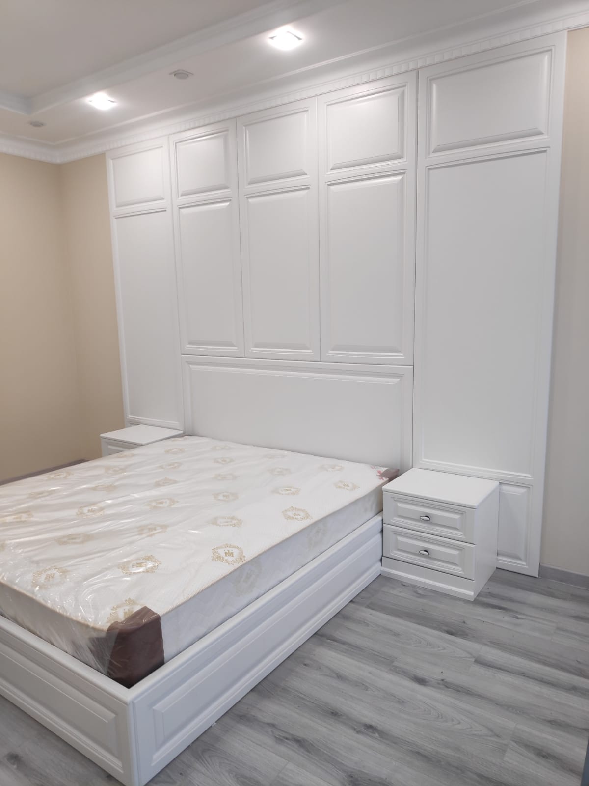 Шкаф стенка в спальню с зеркальными панелями