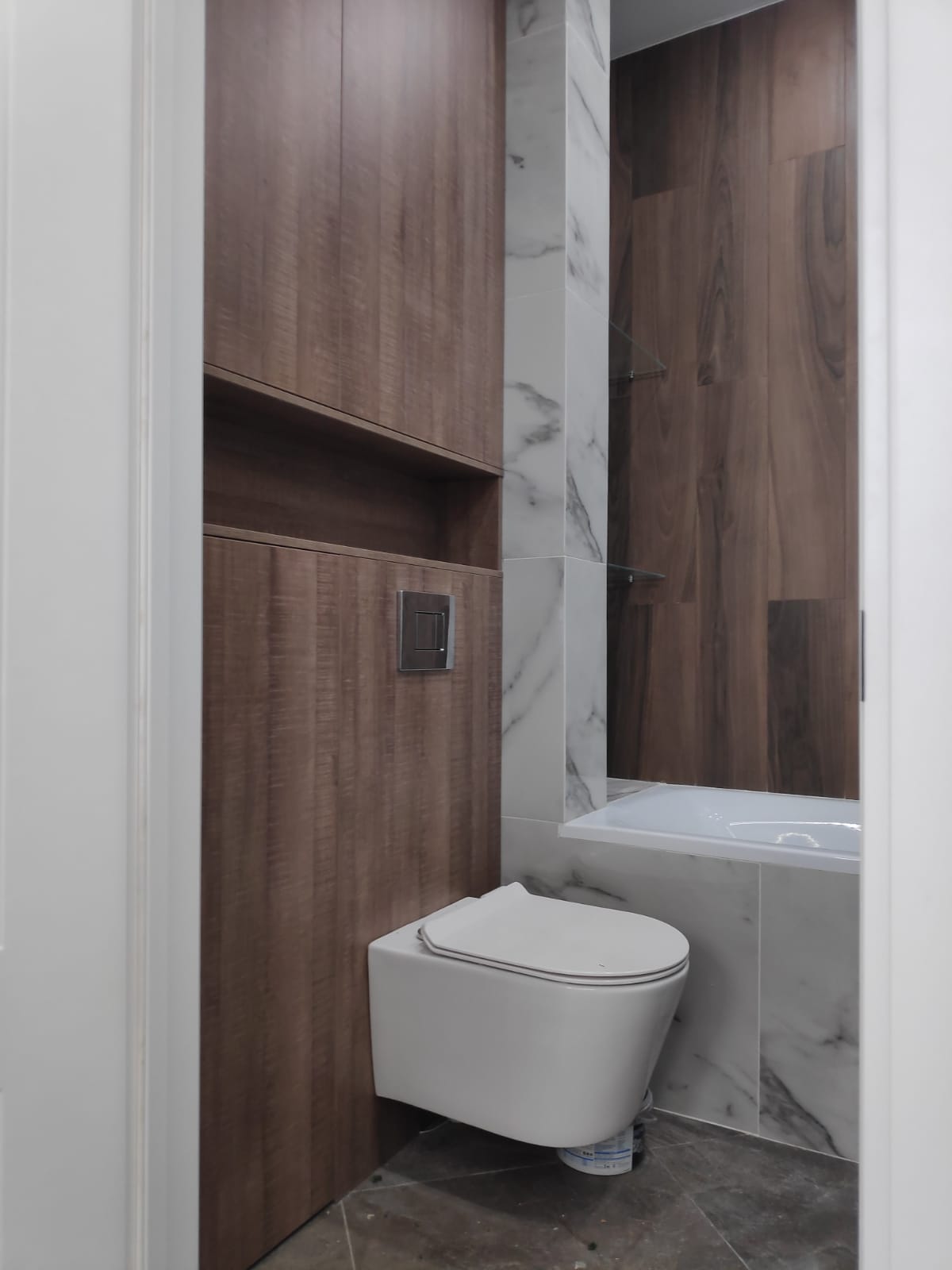 Встроенная ниша под инсталляцию и верхним отсеком с полками