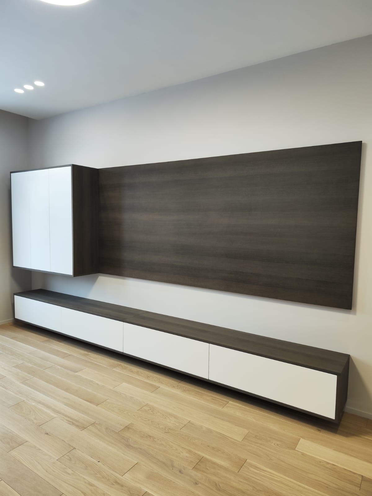 Стенка с матовыми фасадами эмаль и шпоном дуба серого цвета